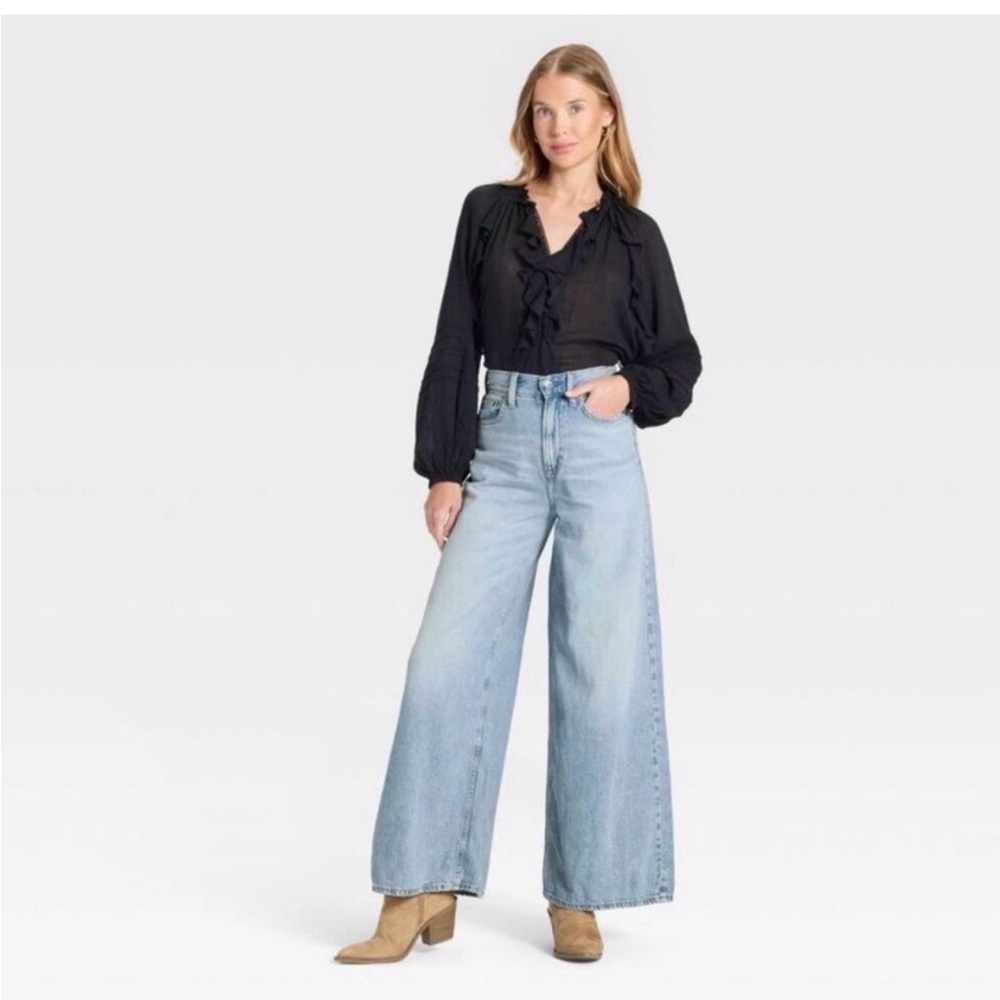 Women's Universal Thread, high-rise Palazzo Jeans. Light Blue Wide-Leg Jeans.